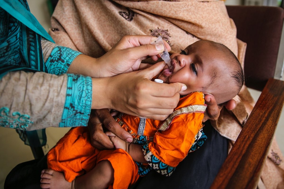 Eine EPI-Gesundheitshelferin namens Muqadas verabreicht der drei Monate alten Fatima im ländlichen Gesundheitszentrum von Manga Mindi, Lahore (Provinz Punjab, Pakistan) Tropfen des Rotavirus-Impfstoffs.