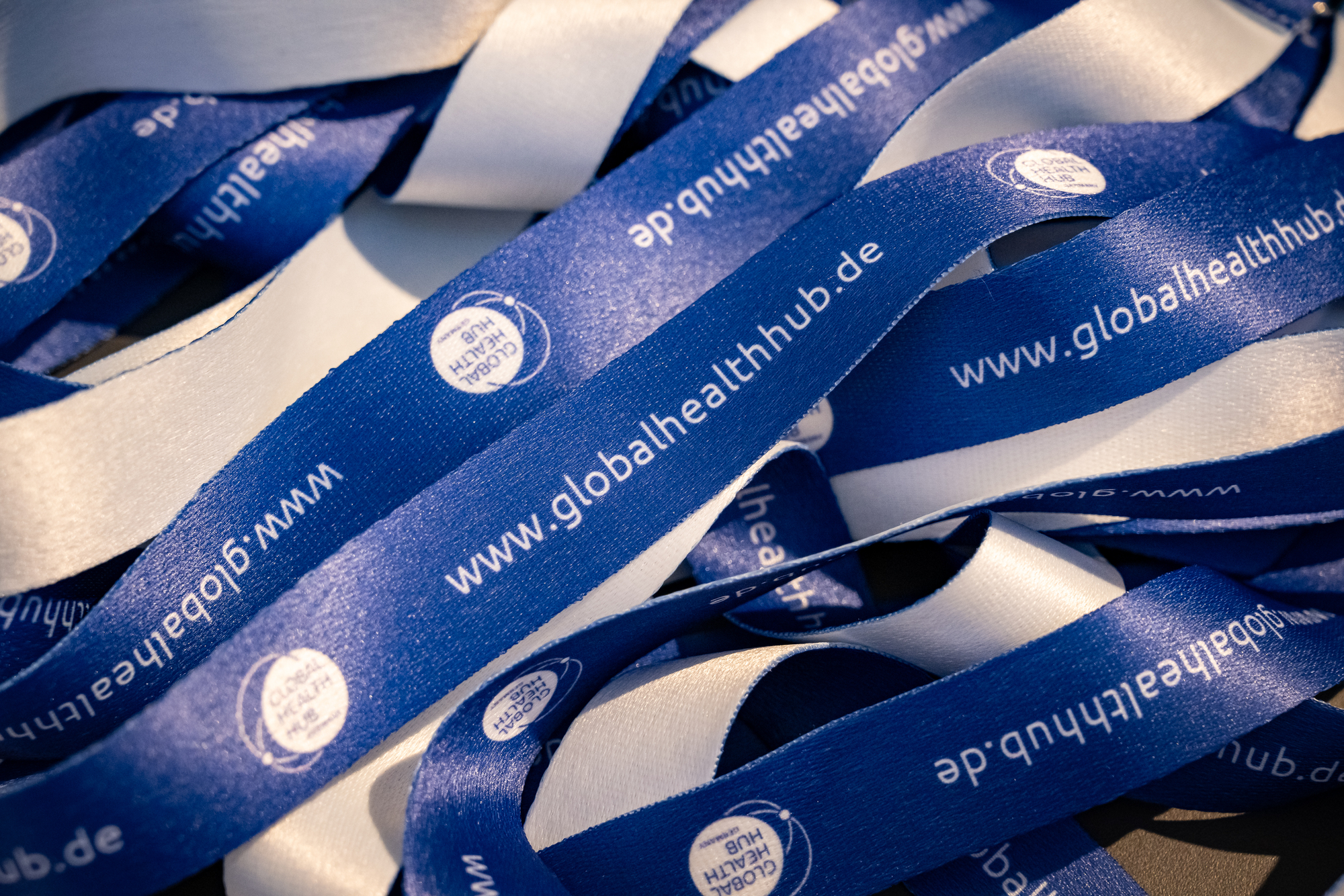 Schlüsselbänder mit Global Health Hub Logo | Lanyards with the logo of the Global Health Hub Schlüsselbänder mit Global Health Hub Logo